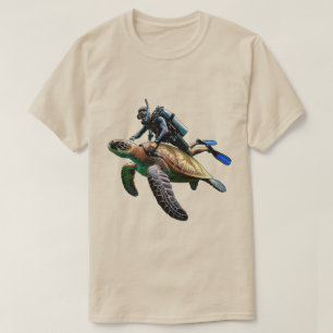 Duikduiker zwemmen met een grote schildpad URM T-shirt