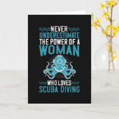 Duiken - Onderschat Duikende Vrouw nooit Kaart (Gele Bloem)