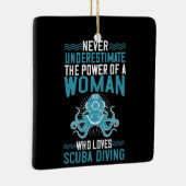 Duiken - Onderschat Duikende Vrouw nooit Keramisch Ornament (Rechts)