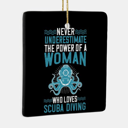 Duiken - Onderschat Duikende Vrouw nooit Keramisch Ornament (Rechts)