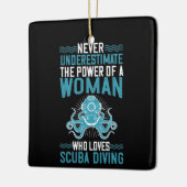 Duiken - Onderschat Duikende Vrouw nooit Keramisch Ornament (Links)