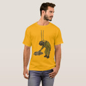 duiker met duikende helm die een vis onderdrukt t-shirt (Voorkant volledig)
