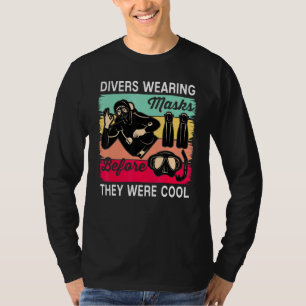 duikers die maskers droegen voordat ze koel waren t-shirt