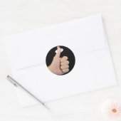 Duimen omhoog op zwart ronde sticker (Envelop)