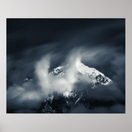 Duisternis en chaos over de berg poster