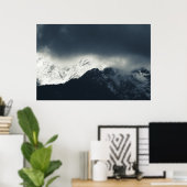 Duisternis en licht op besneeuwde bergen poster (Thuiskantoor)