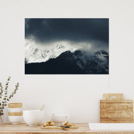Duisternis en licht op besneeuwde bergen poster