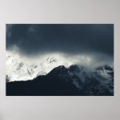 Duisternis en licht op besneeuwde bergen poster (Voorkant)