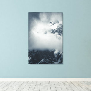 Duisternis en mysterieuze wolken boven de berg canvas afdruk