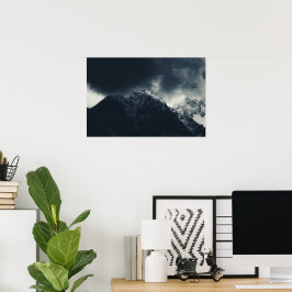 Duisternis en stormwolken boven bergen poster