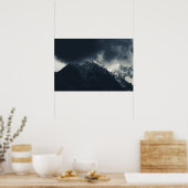 Duisternis en stormwolken boven bergen poster (Keuken)