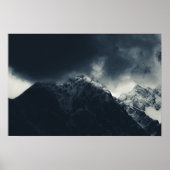 Duisternis en stormwolken boven bergen poster (Voorkant)