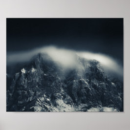 Duisternis en witte wolken boven de bergen poster