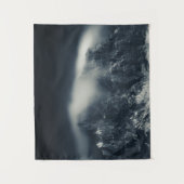 Duisternis en witte wolken boven de bergen wandkleed (Voorkant)