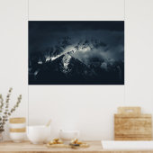 Duisternis en wolken boven de bergen poster (Keuken)