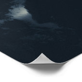 Duisternis en wolken boven de bergen poster (Hoek)