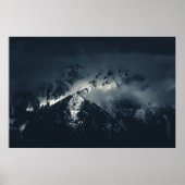 Duisternis en wolken boven de bergen poster (Voorkant)