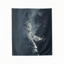 Duisternis en wolken boven de bergen