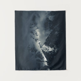 Duisternis en wolken boven de bergen wandkleed