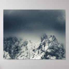 Duisternis en wolken die de berg bedekken poster