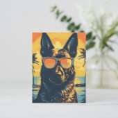 Duits-herder met zonnebril op een strand briefkaart (Staand voorkant)