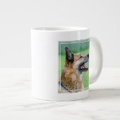 Duits Shepherd Side Portret Grote Koffiekop (Voorkant rechts)
