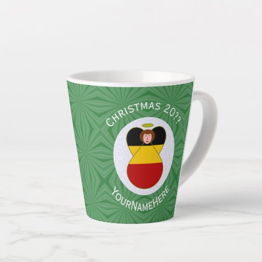 Duitse engel kerstvlag gepersonaliseerd latte mok (Rechterhoek)