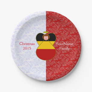 Duitse engel met rood haar gekleed in vlag papieren bordje