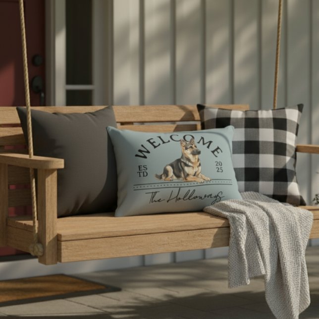 Duitse herder aangepaste familienaam welkom accent kussen (Welcome guests to your home with this German Shepherd Custom Family Name Welcome Throw Pillow!)