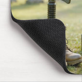 Duitse herder bewaakt het graf van een soldaat muismat (Hoek)