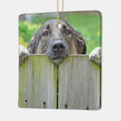 Duitse herder die over hek kijkt keramisch ornament (Links)