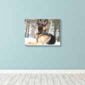 Duitse herder in sneeuw canvas afdruk (Insitu (Houten vloer))