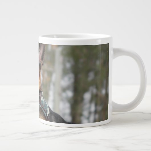 Duitse herder in sneeuw grote koffiekop (Rechts)