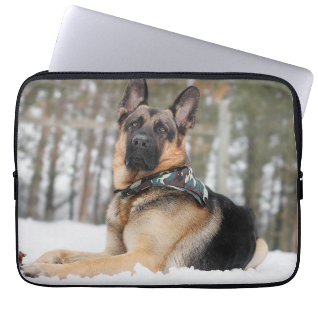 Duitse herder in sneeuw laptop sleeve (Voorkant)