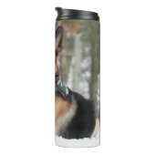 Duitse herder in sneeuw thermosbeker (Geroteerd rechts)