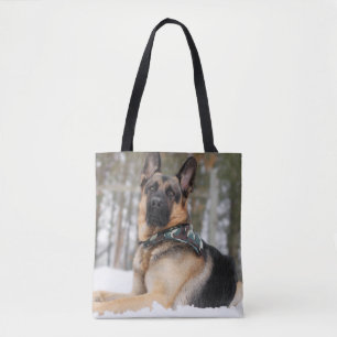 Duitse herder in sneeuw tote bag
