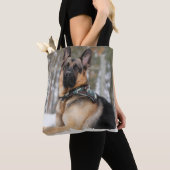 Duitse herder in sneeuw tote bag (Dichtbij)