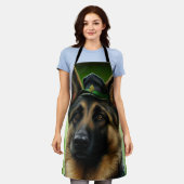 Duitse Herder in St. Patrick's Day-kostuum Schort (Gedragen)