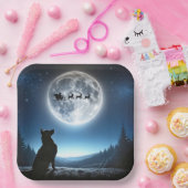 Duitse herder kijkt naar kerstman en rendier papieren bordje (Feest)