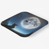 Duitse herder kijkt naar kerstman en rendier papieren bordje (Gebogen)