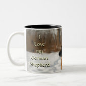 Duitse herder Laying in the Snow Photo Tweekleurige Koffiemok (Links)