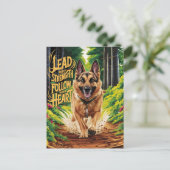 Duitse herder loopt door bos briefkaart (Staand voorkant)