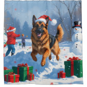 Duitse herder loopt in de sneeuw met kerst Pet Douchegordijn (Voorkant)