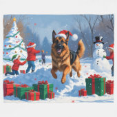 Duitse herder loopt in de sneeuw met kerst Pet Fleece Deken (Voorkant (Horizontaal))