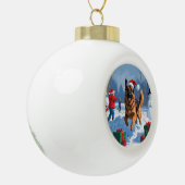 Duitse herder loopt in de sneeuw met kerst Pet Keramische Bal Ornament (Links)