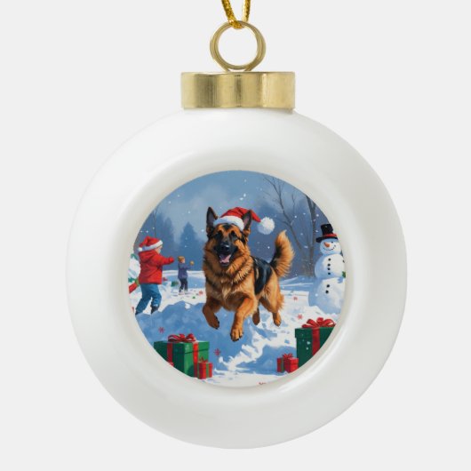 Duitse herder loopt in de sneeuw met kerst Pet Keramische Bal Ornament (Voorkant)