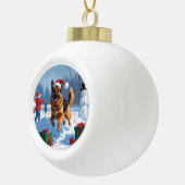 Duitse herder loopt in de sneeuw met kerst Pet Keramische Bal Ornament (Rechts)