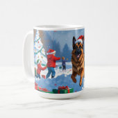 Duitse herder loopt in de sneeuw met kerst Pet Koffiemok (Voorkant links)