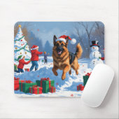 Duitse herder loopt in de sneeuw met kerst Pet Muismat (Met muis)