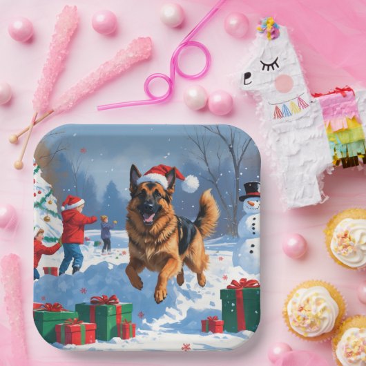 Duitse herder loopt in de sneeuw met kerst Pet Papieren Bordje (Feest)